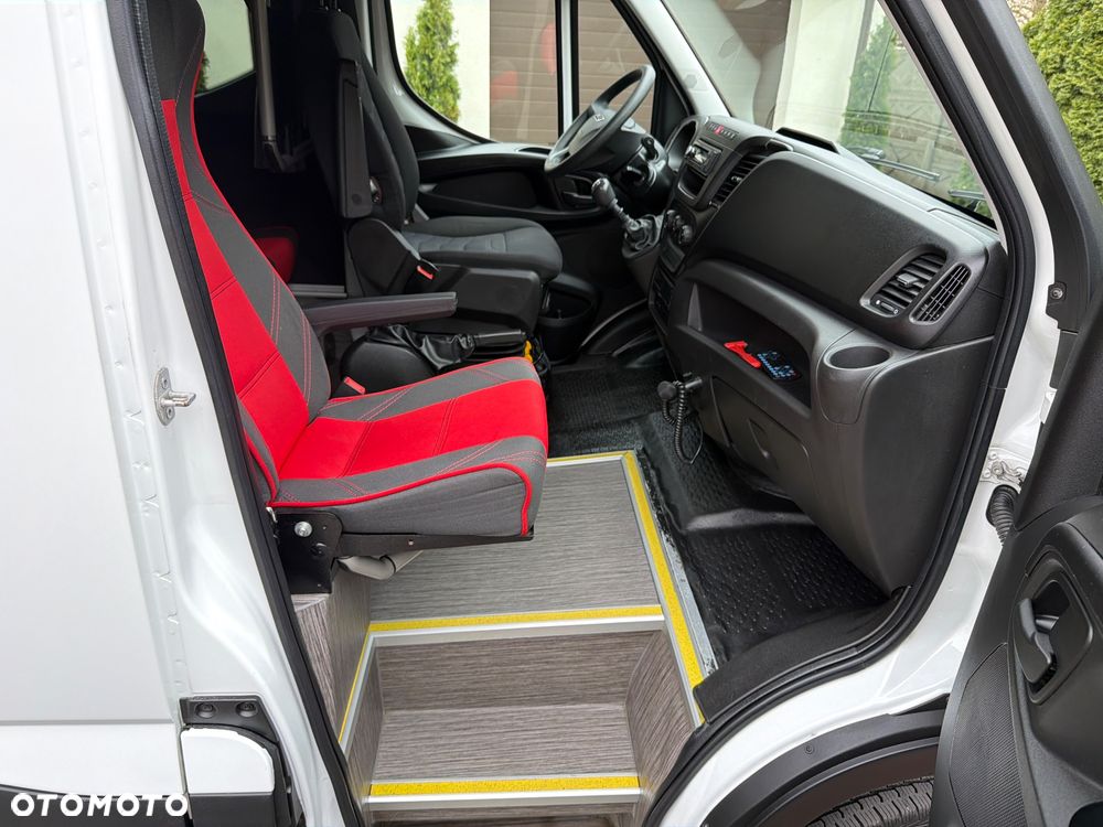 Iveco DAILY AUTOBUS 24 MIEJSCA / PRZEWÓZ OSÓB NIEPEŁNOSPRAWNYCH / KLIMA POSTOJOWA / WEBASTO / TELEWIZOR / LEDY W ŚRODKU KOLOROWE / Salon Polska/ Nowe Opony/Jak Nowe/Mały Przebieg/ - 25