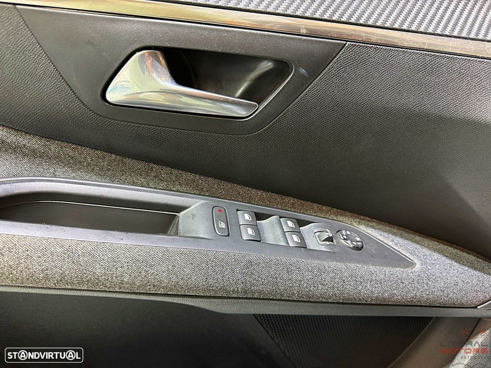 Peugeot 5008 1.2 PureTech Allure EAT8 - 18