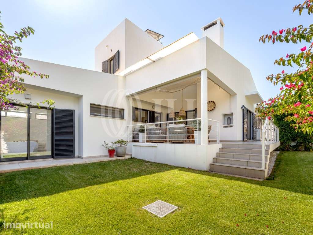 Moradia geminada T3, com piscina e garagem, no Algarve