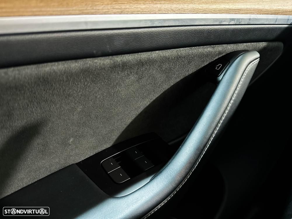 Tesla Model Y Performance Dual Motor AWD - 25