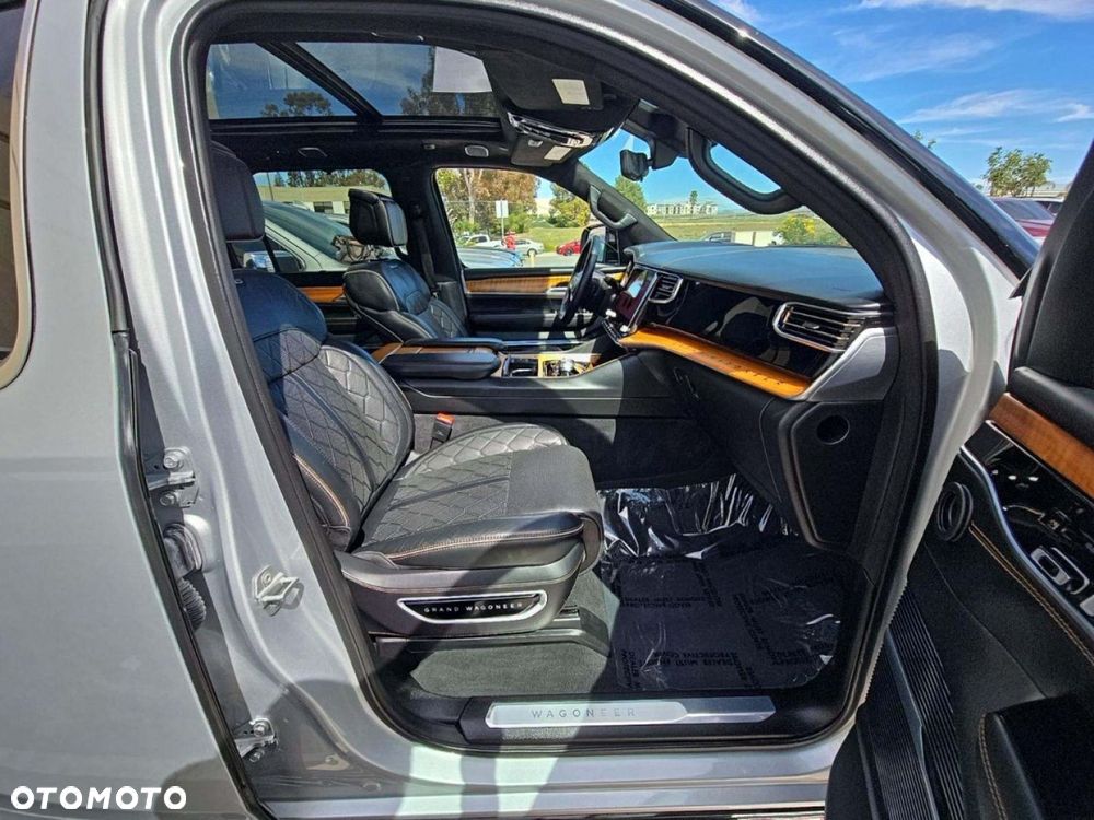 Jeep Grand Wagoneer - 6