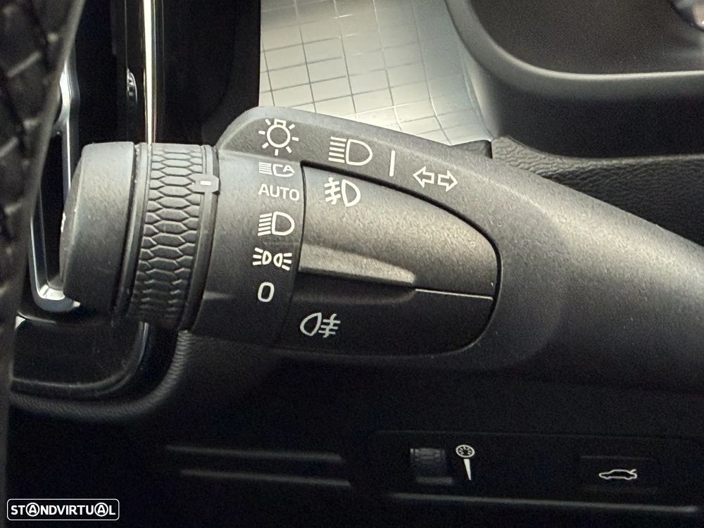 Volvo XC 40 2.0 B4 Momentum Plus - 22