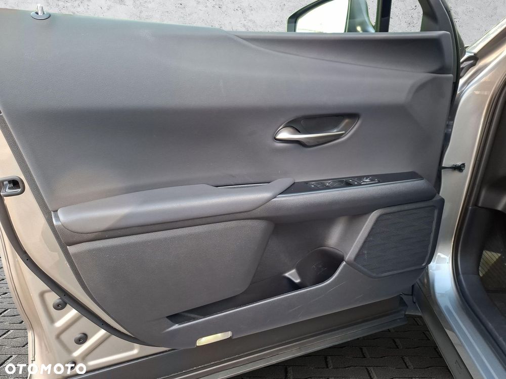Lexus UX 300h Business - 12
