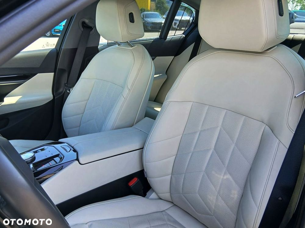BMW Seria 5 520d xDrive mHEV - 18