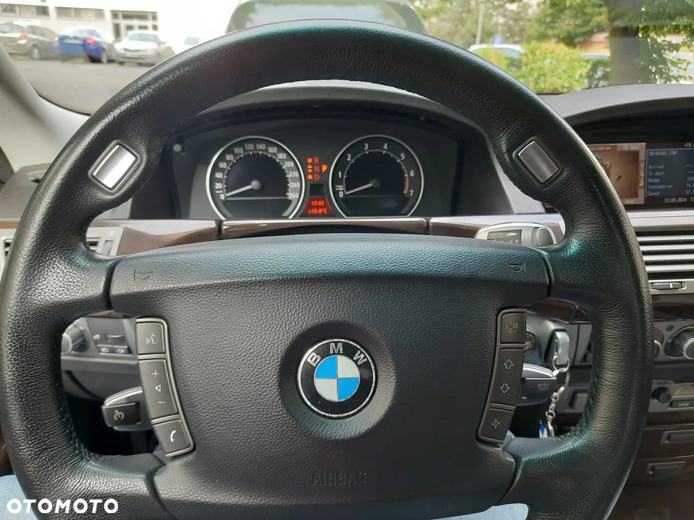 BMW Seria 7 750i - 8