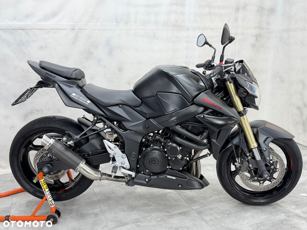 Suzuki GSR - 10