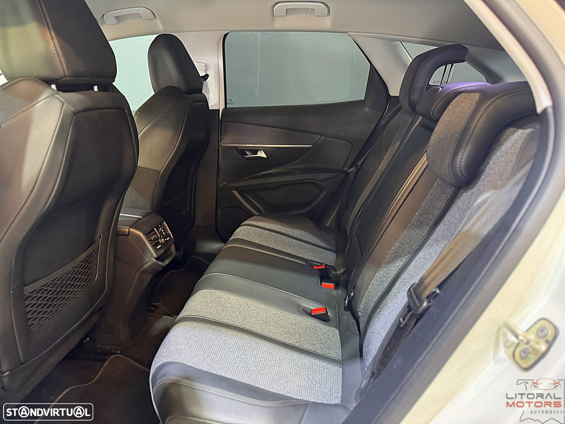 Peugeot 3008 1.2 PureTech Allure Pack EAT8 - 17