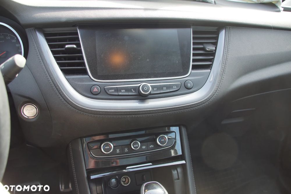 Auto na części - Opel Grandland X I 1.2 Turbo 130 KM B12XHT 20GE35 G80 2018R Silnik Skrzynia Drzwi Błotnik Klapa Zderzak Lampa Lusterko Klamka Szyba Panorama Deska Kokpit Sterownik Moduł Czujnik Licznik Wyświetlacz Panel Kierownica - 12