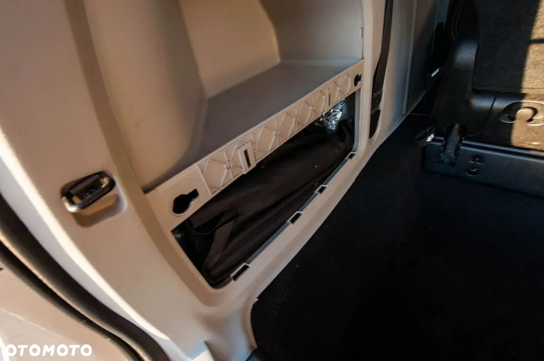 Chrysler Town & Country - 17