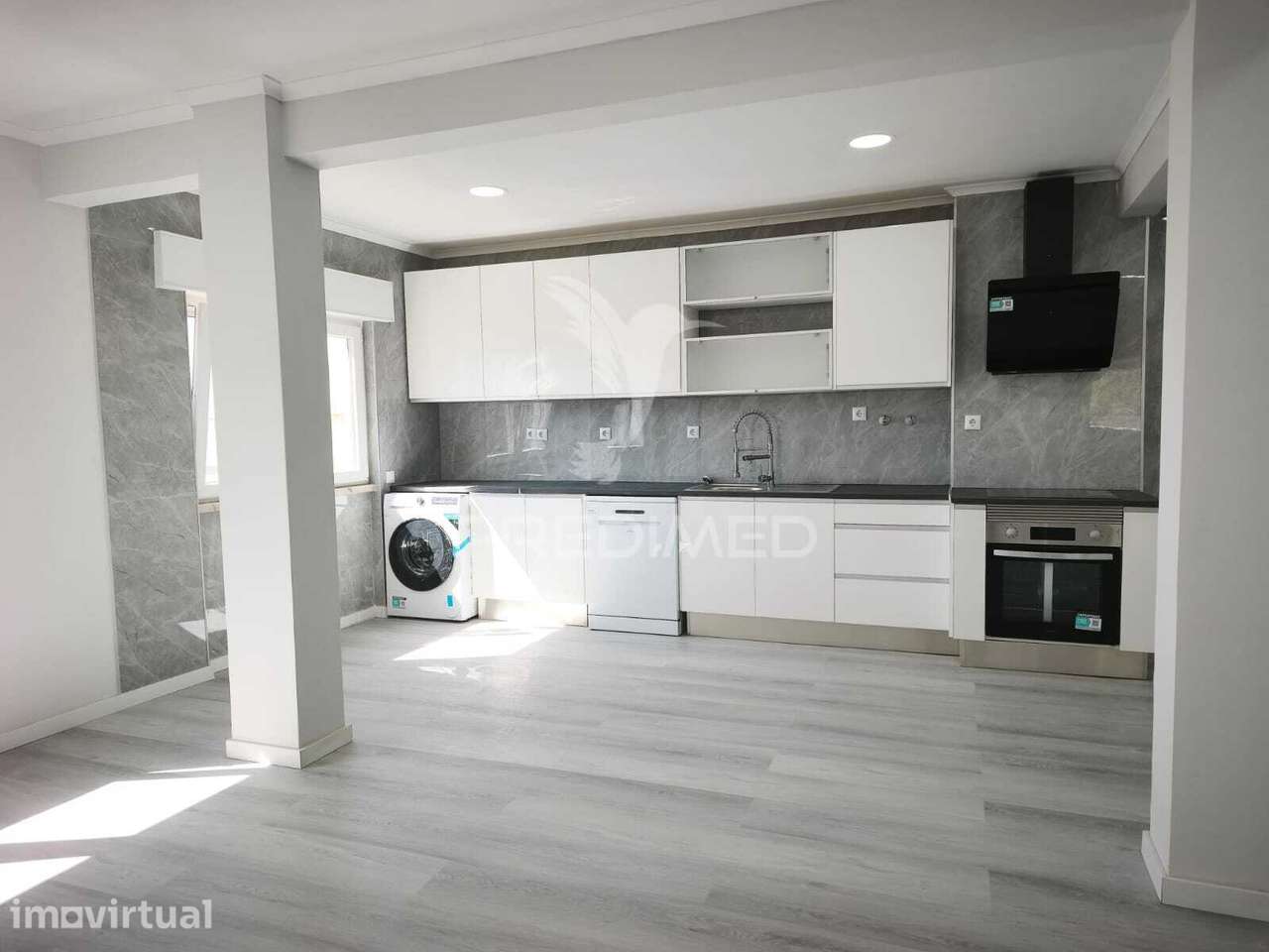 Apartamento T2 Remodelado com Arrecadação e Vista Rio – Setúbal - Grande imagem: 2/22