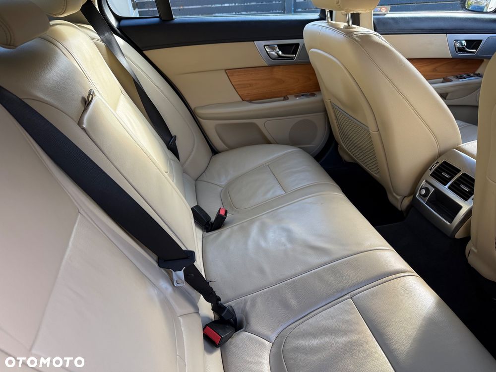 Jaguar XF 2.2 D Classic - 9