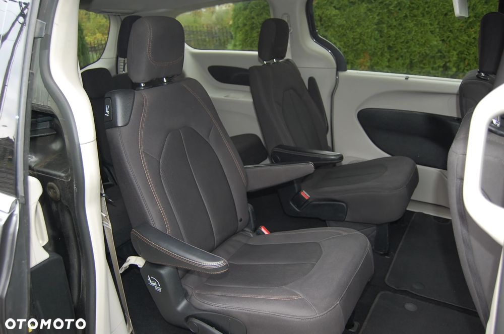 Chrysler Pacifica - 16