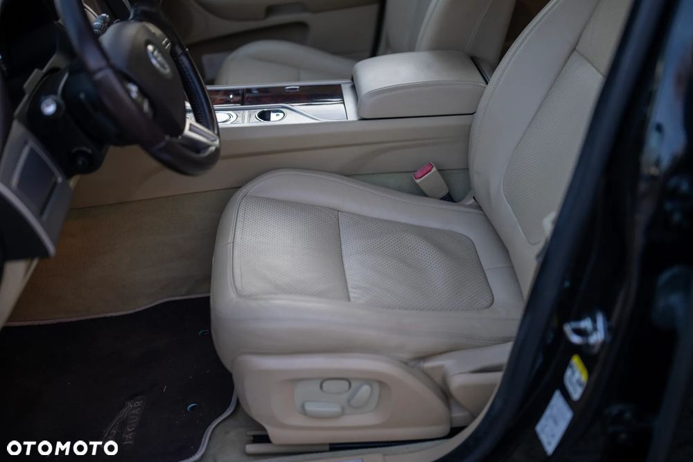 Jaguar XF 2.7 V6 D Premium Luxury - 30