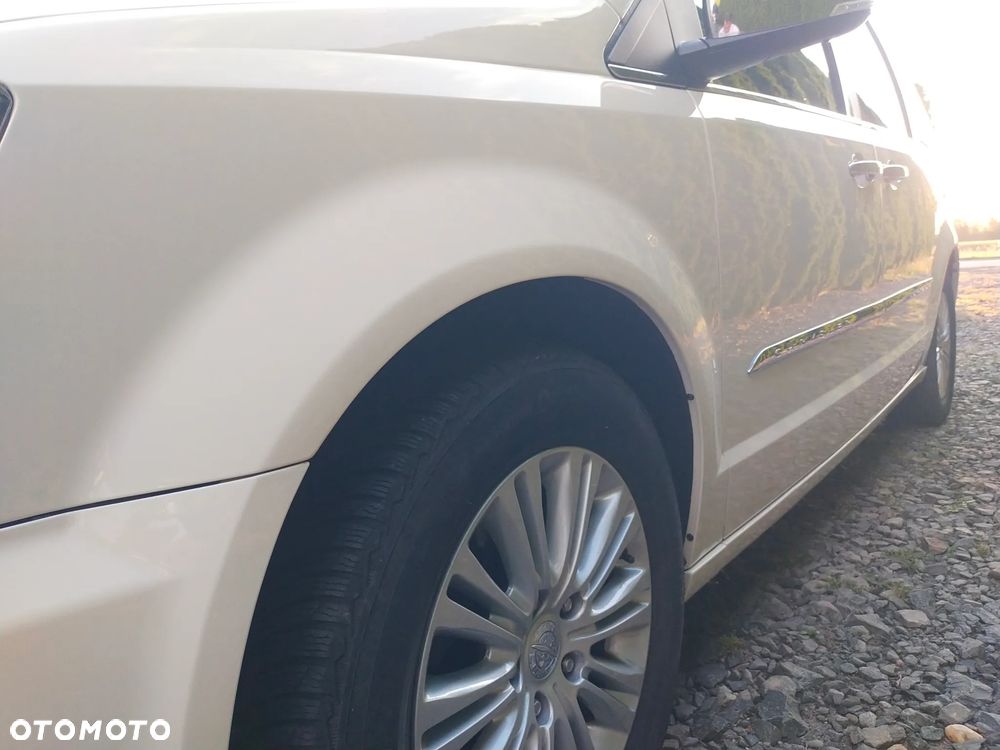 Chrysler Town & Country 3.6 Limited - 10