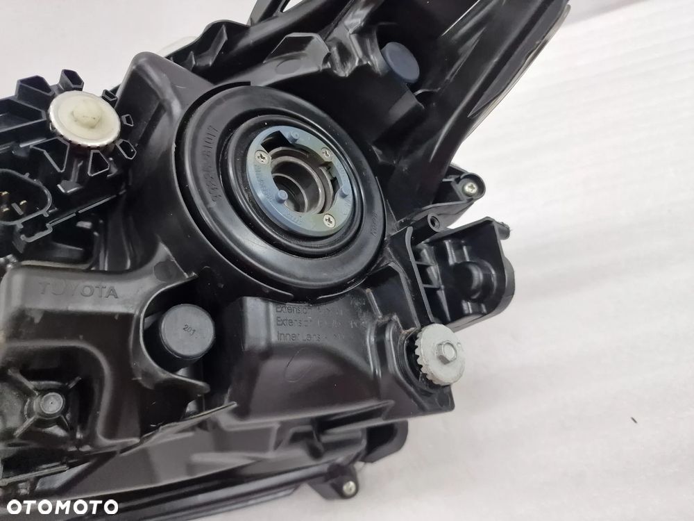 TOYOTA COROLLA E21 18- LEWA / PRAWA ZWYKŁA LAMPA PRZEDNIA PRZÓD SOCZEWKA , NR 81110-02T31-00 / 81150-02T31 / 81150-02T31-00 , NR AUKCJI LA372 - 11