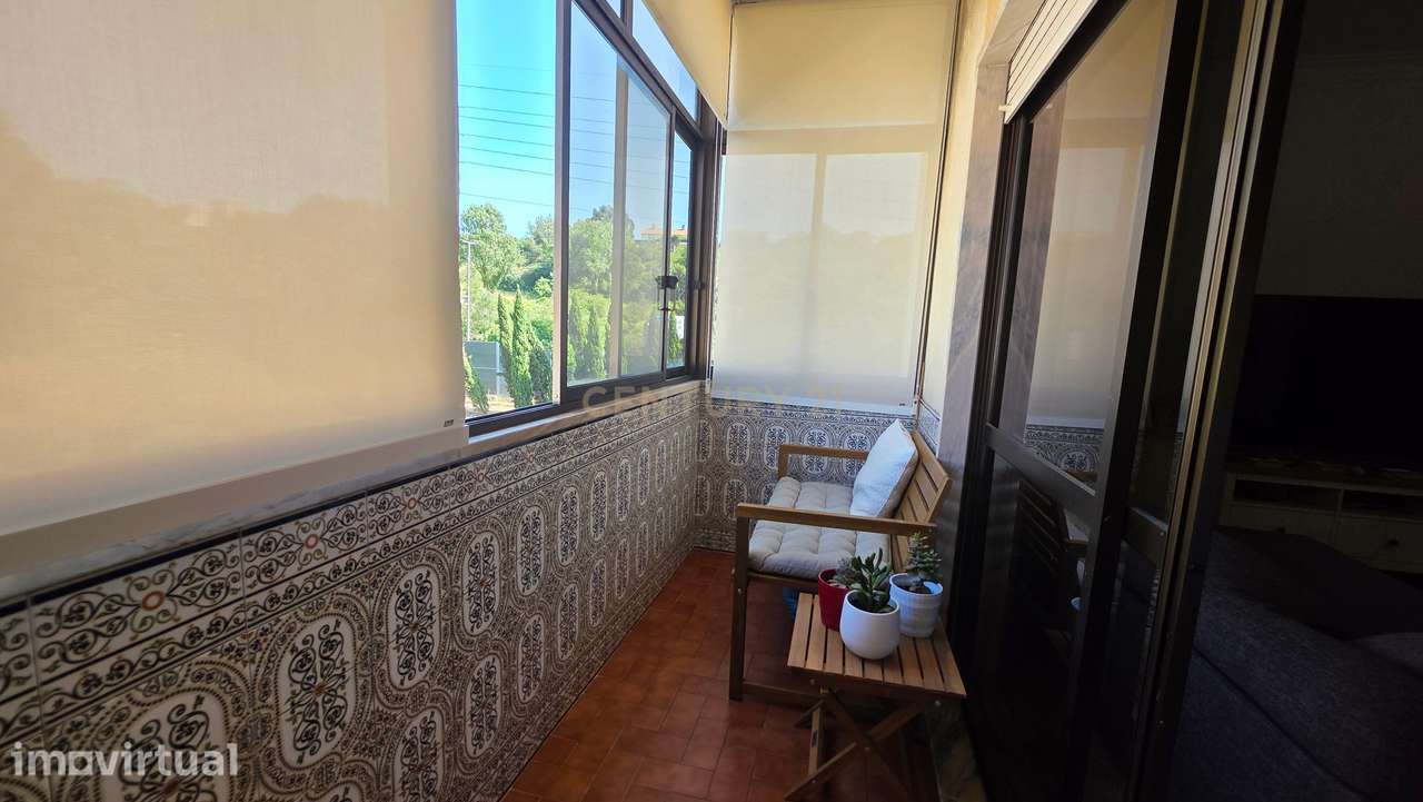 T3 com Varanda, Lareira e Garagem | Centro de Carnaxide - Grande imagem: 3/23