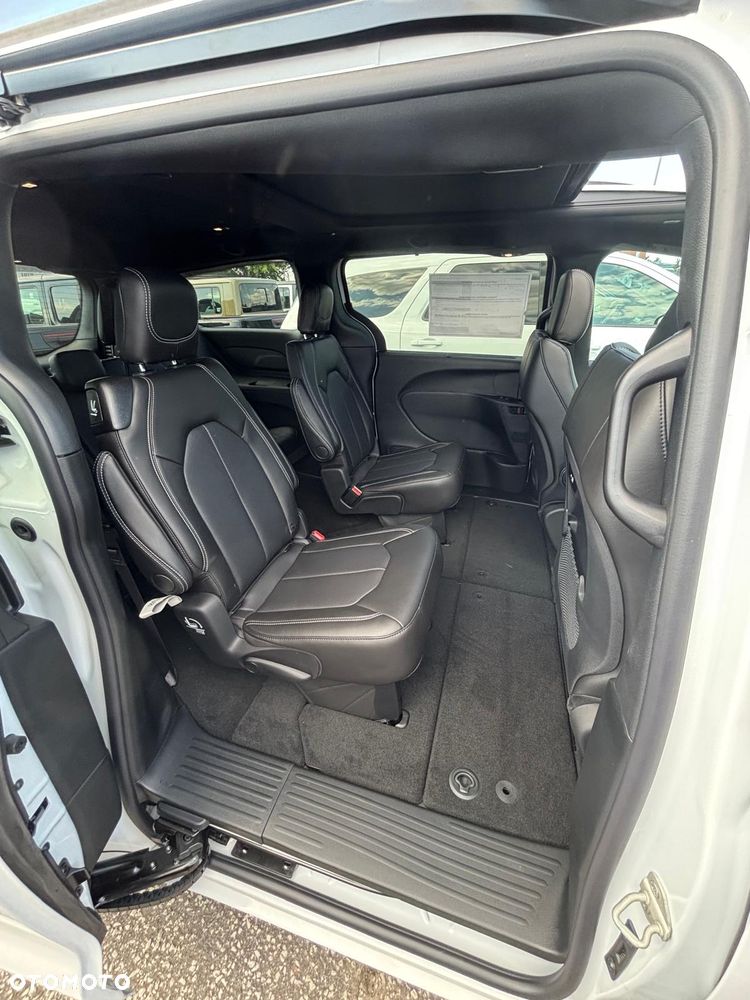 Chrysler Pacifica - 17