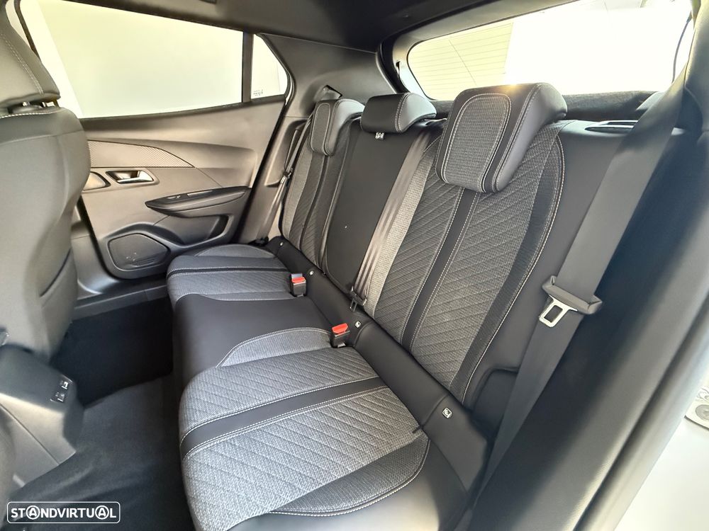 Peugeot e-2008 54 kWh Allure - 17