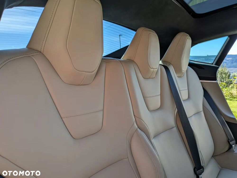 Tesla Model S - 10