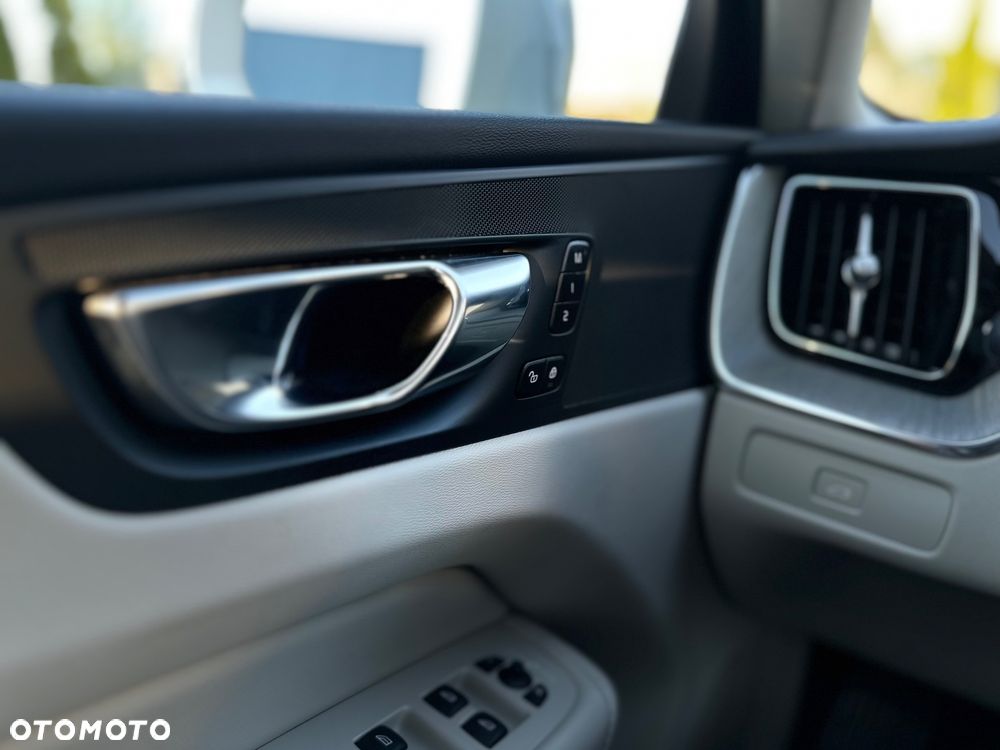 Volvo XC 60 B5 B AWD Plus Bright - 21