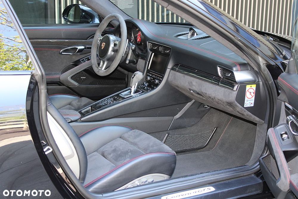 Porsche 911 Carrera 4 GTS PDK - 16