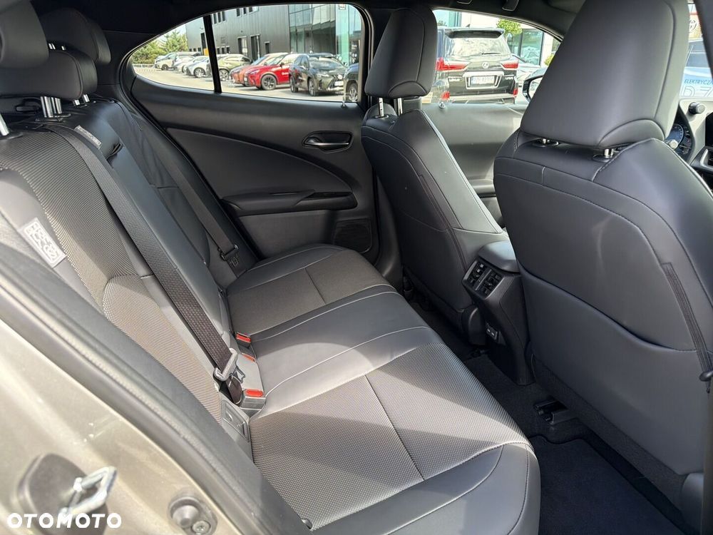 Lexus UX - 25