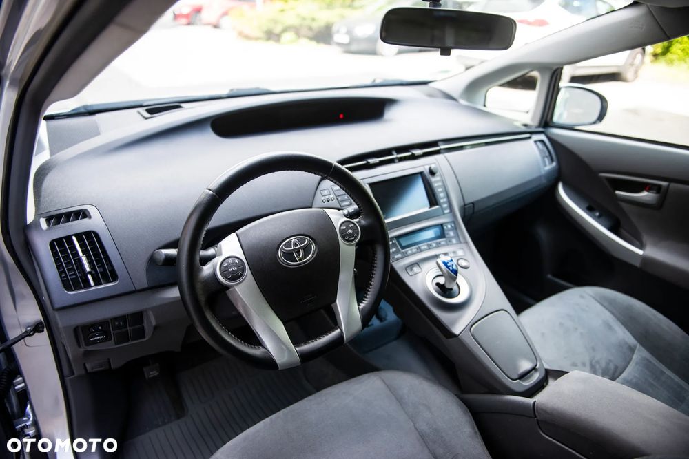 Toyota Prius (Hybrid) Executive - 17
