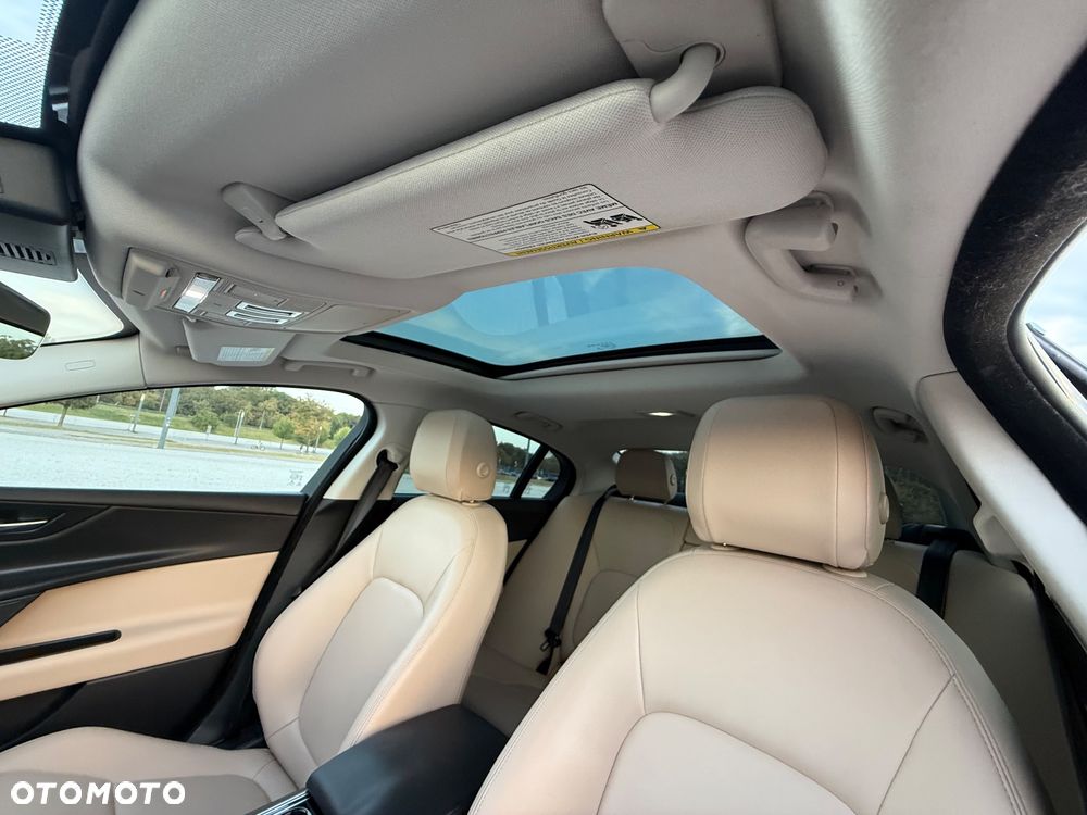 Jaguar XE 25t AWD Prestige - 11