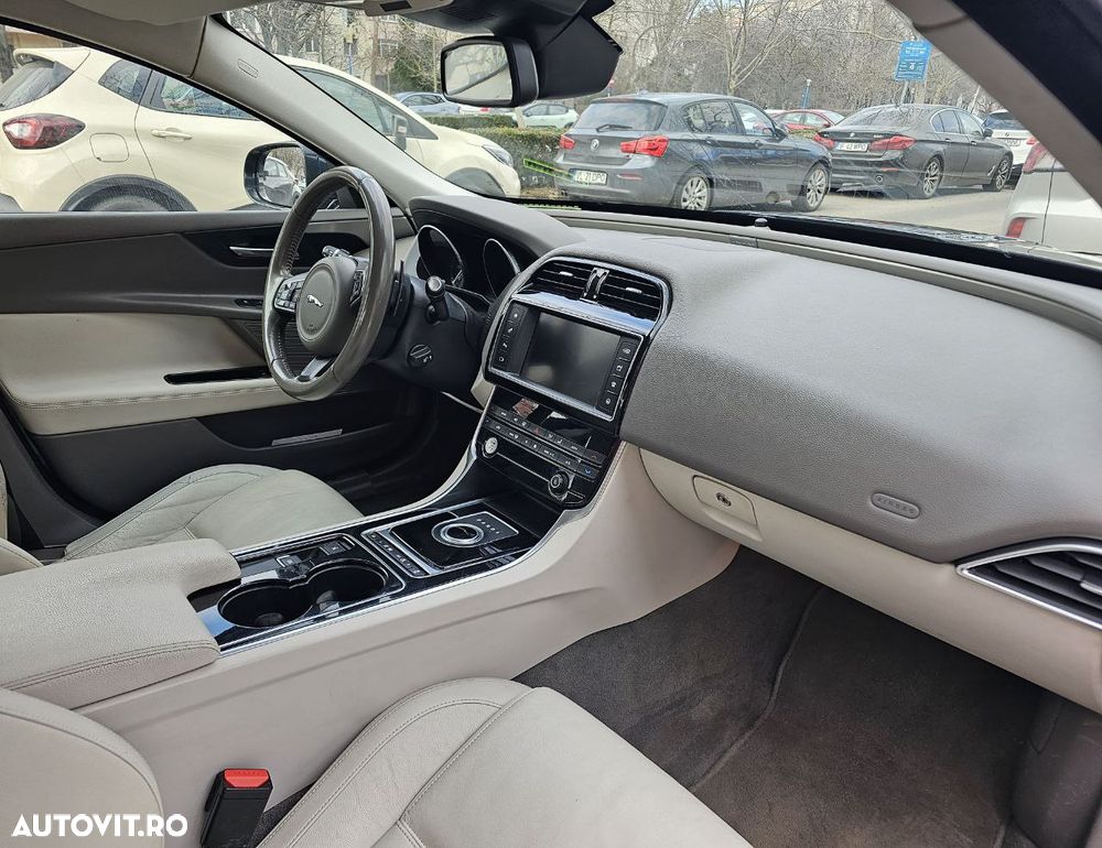 Jaguar XE 2.0 Prestige - 7