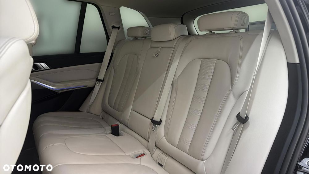 BMW X5 xDrive40i mHEV - 17