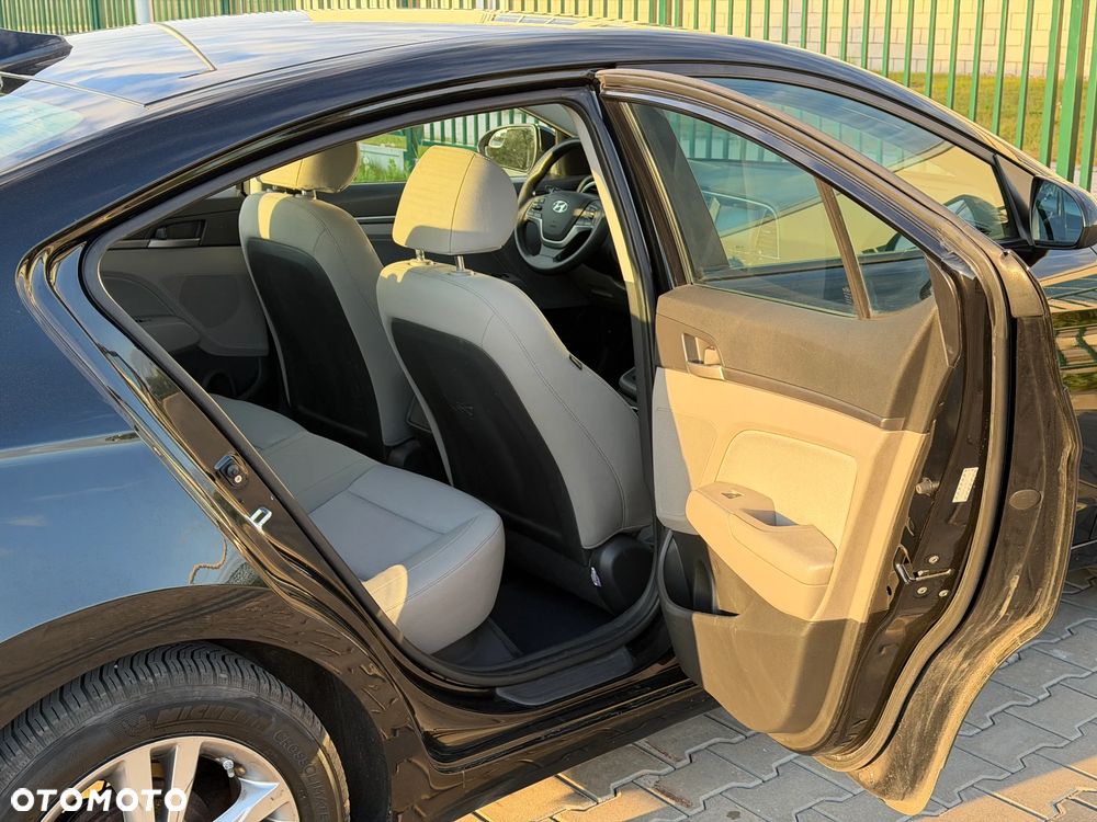Hyundai Elantra - 17