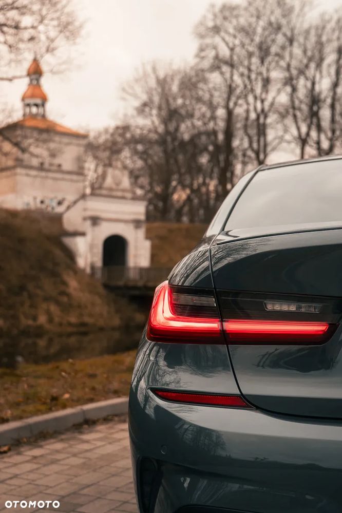 BMW Seria 3 330e M Sport - 12