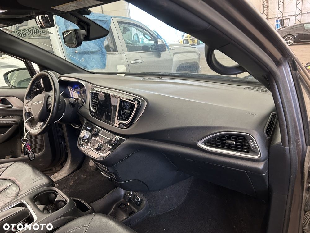 Chrysler Pacifica - 30
