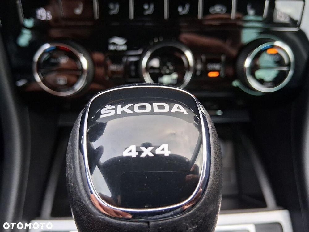 Skoda Superb 2.0 TDI SCR 4x4 Ambition DSG - 23