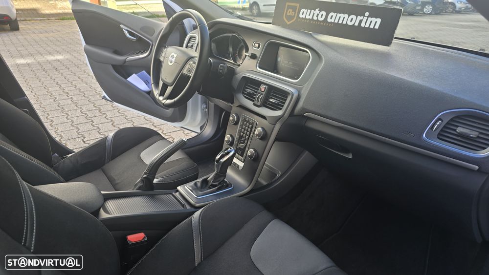 Volvo V40 2.0 D2 Momentum Geartronic - 23