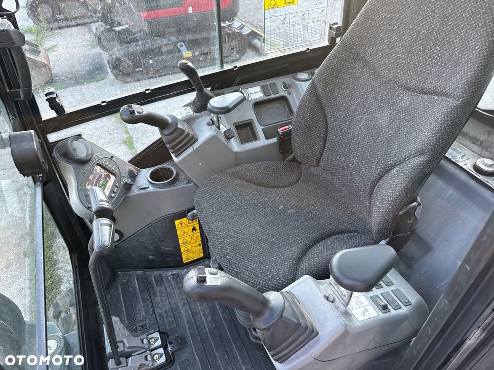 Bobcat Minikoparka E27z - 32