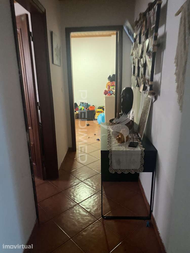 Oportunidade Única no Coração das Velas: Moradia T4 com Quintal e Z... - Grande imagem: 3/24