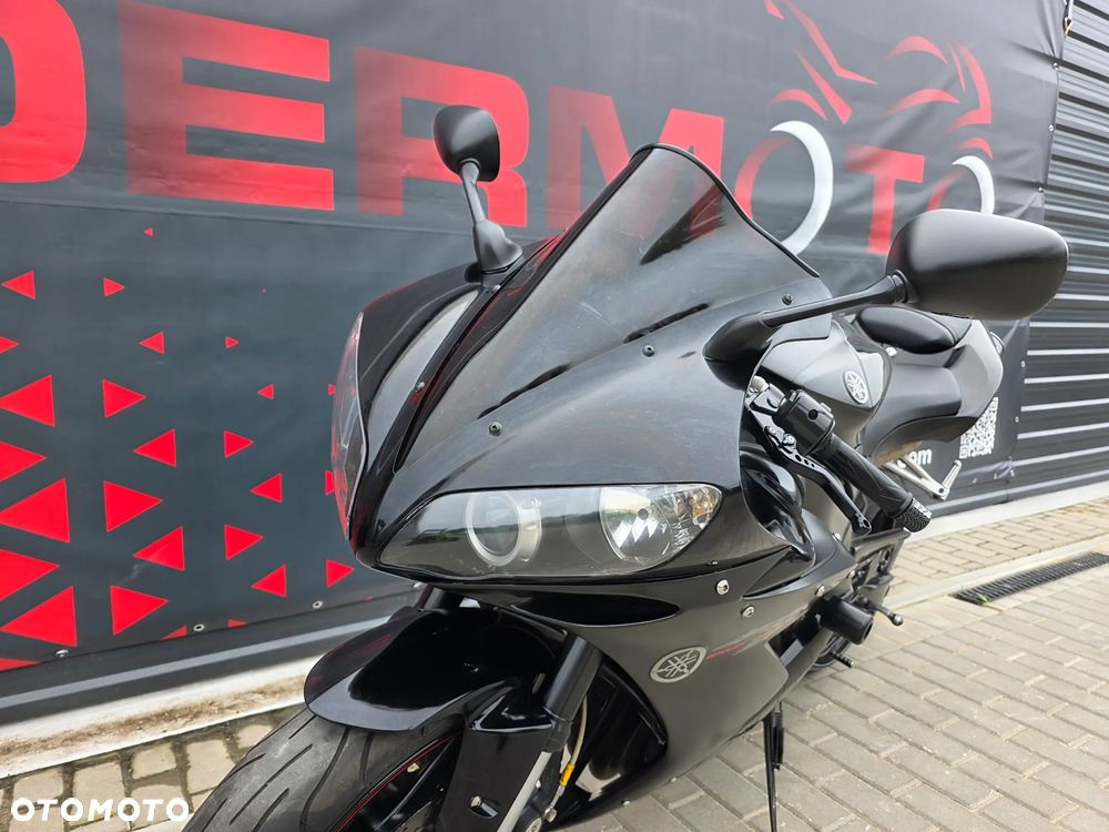 Yamaha R1 - 18