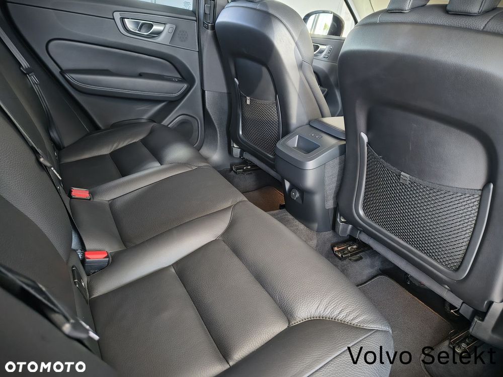 Volvo XC 60 B4 D Plus Dark - 26