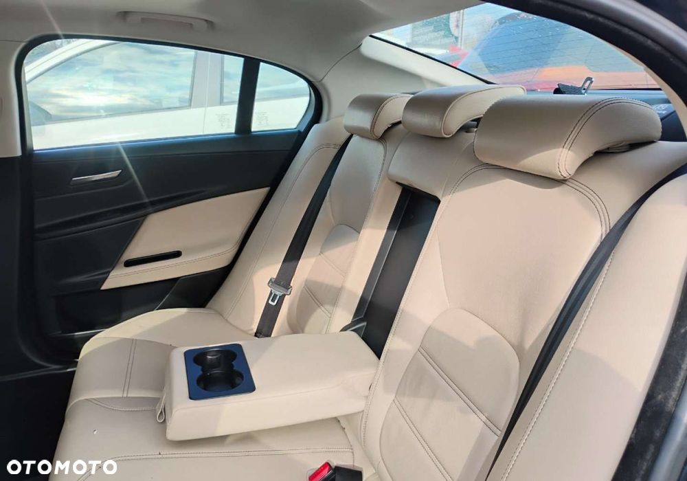 Jaguar XE - 11