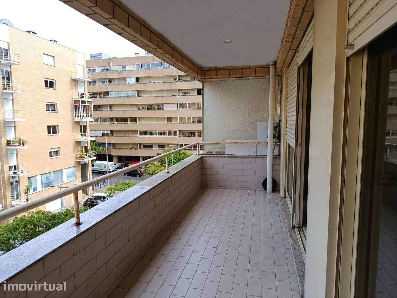 Arrenda-se T2 Central com Garagem para 2 Carros - Grande imagem: 2/14