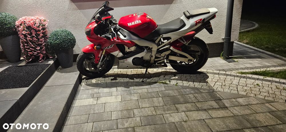 Yamaha R1 - 11