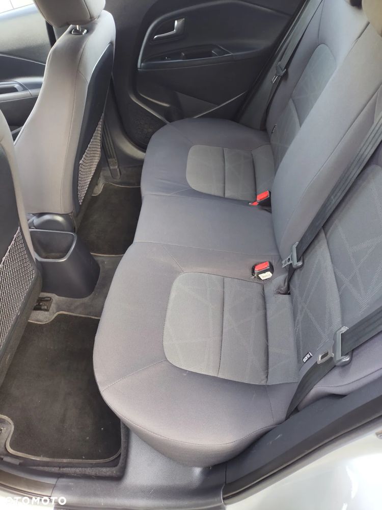Kia Rio 1.4 L - 12