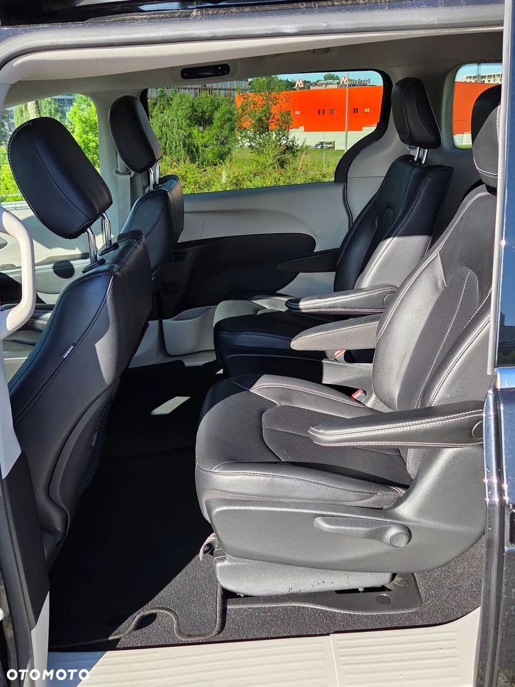 Chrysler Pacifica - 16