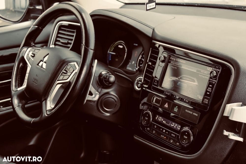 Mitsubishi Outlander 2.0 4WD Plug-In Hybrid Top - 9