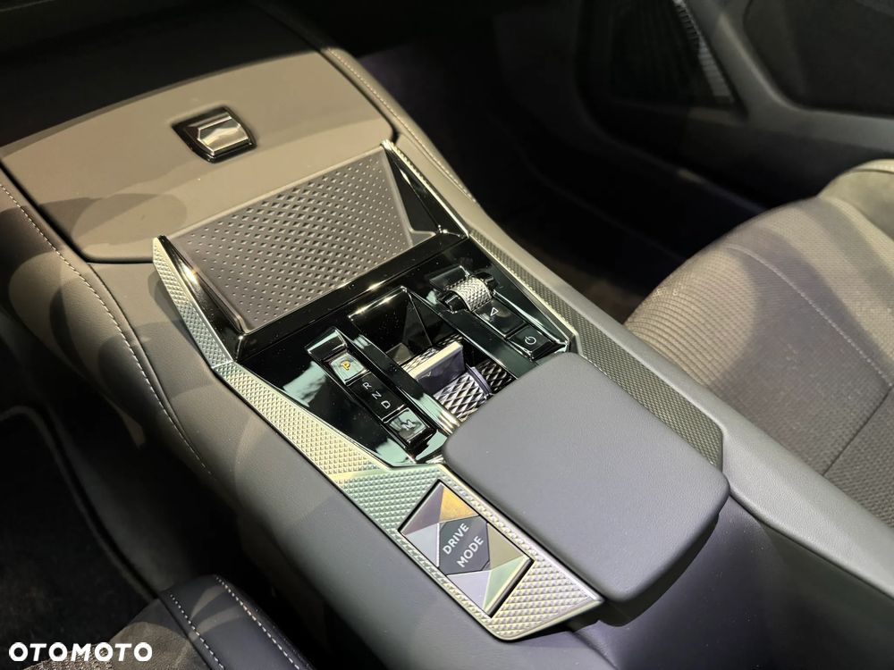 DS Automobiles N°4 1.2 mHEV Étoile Alcantara eDCS6 - 25