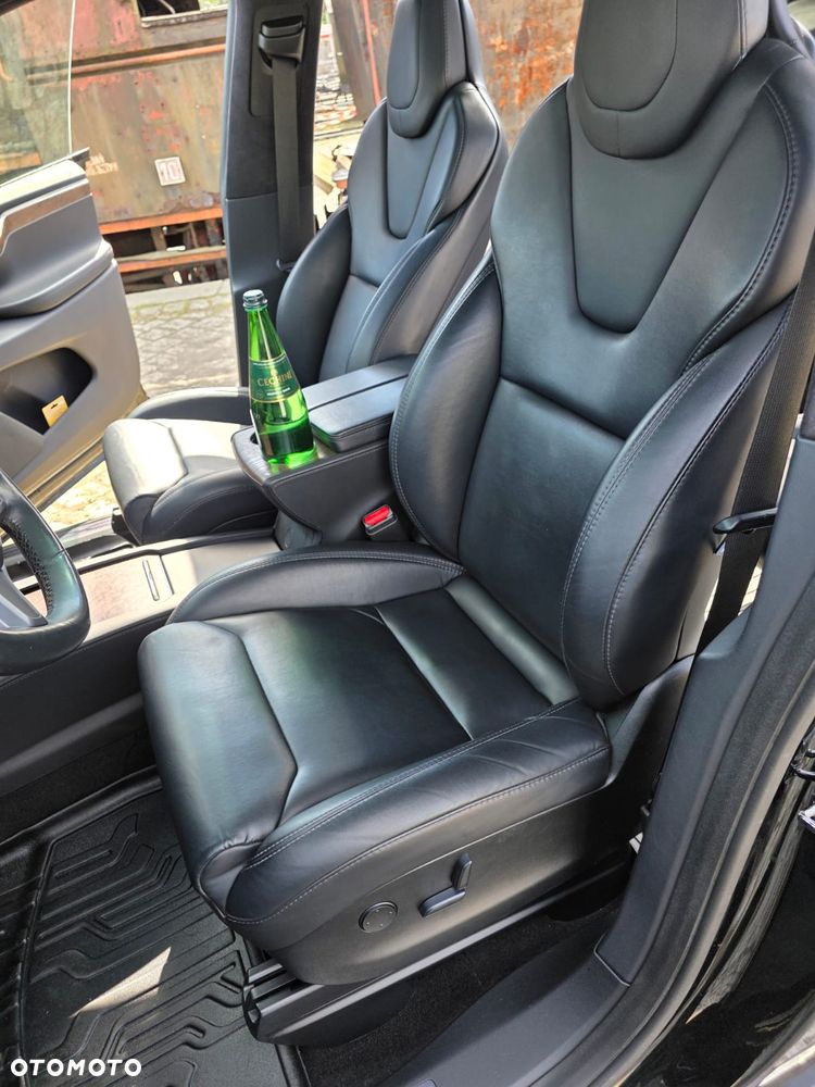 Tesla Model X - 17