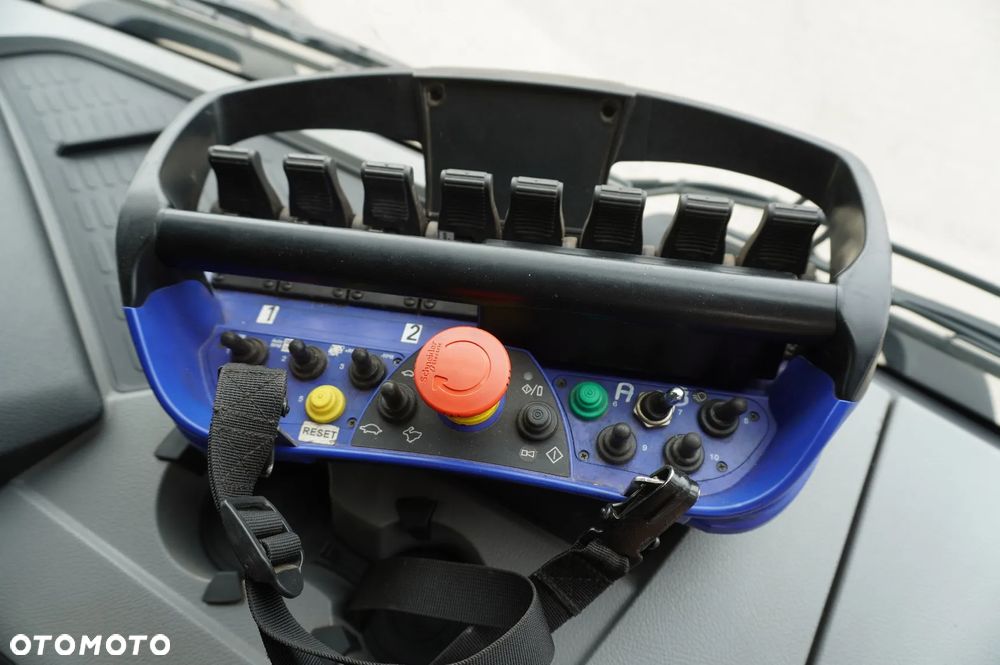 Mercedes-Benz Antos 3240 8x2 / HDS Tajfun 5 t / Zabudowa Śmieciarka Farid Industries / 3 osie skrętne - 19