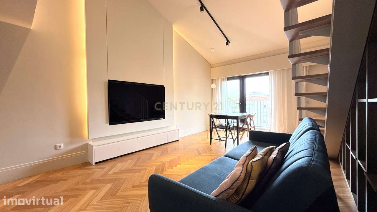 Excelente T2 Duplex Mobilado com Vista Desafogada e Varanda | Centro d - Grande imagem: 2/41