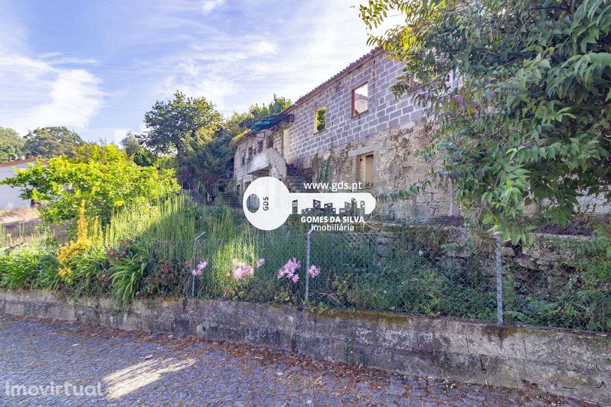 Moradia tri-familiar em ruína com afetação de comércio e habitação - Grande imagem: 2/31